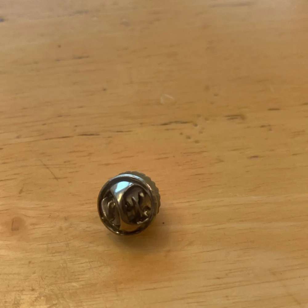 Small faux pearl in gold tone trim brooch. Use on scarf, lapel or tie.